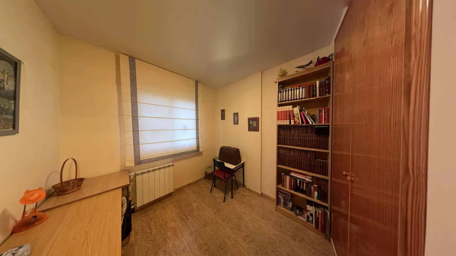 Habitación de Casa adosada en venta en Caudete de las Fuentes con Calefacción, Terraza y Amueblado