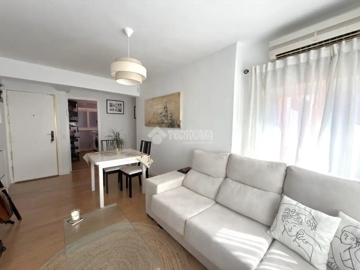 Living room of Flat for sale in Alcorcón  with Air Conditioner, Heating and Storage room
