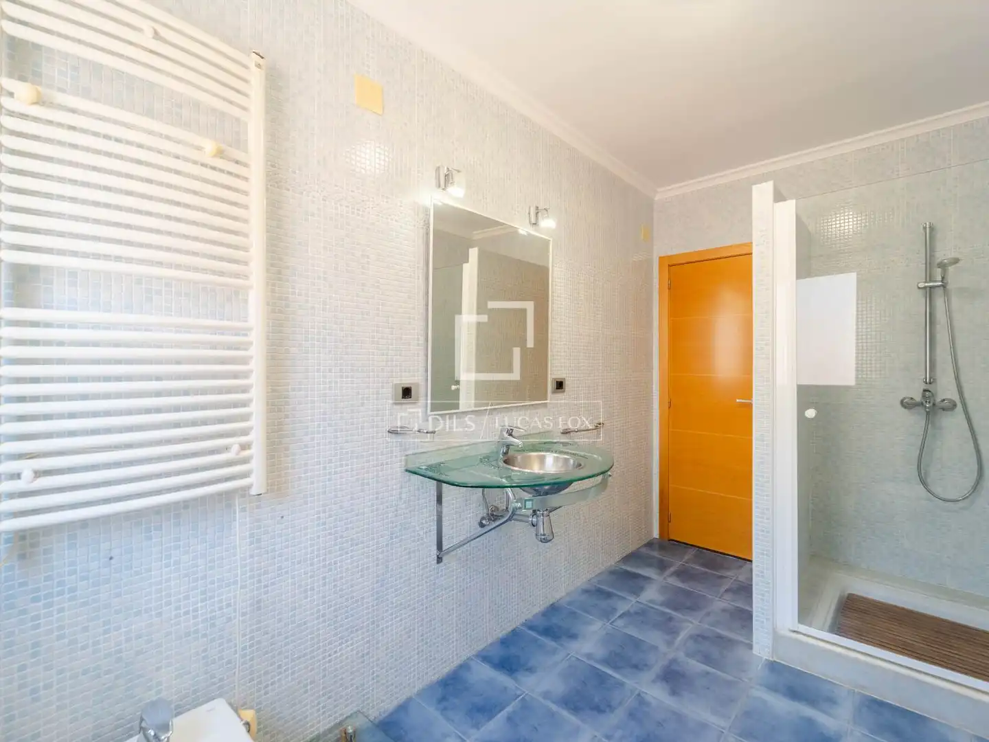 Bathroom of Houses for sale in Sagunto / Sagunt  with Air Conditioner, Heating and Private garden