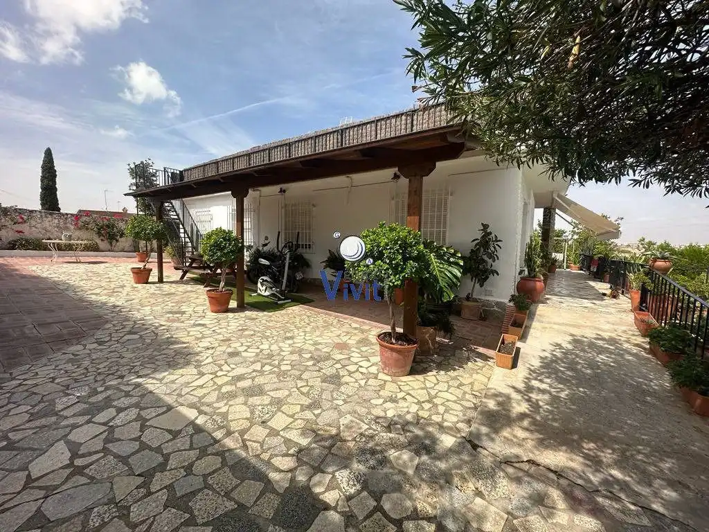 Vista exterior de Casa o chalet en venta en Alcalá de Guadaira con Aire acondicionado, Jardín privado y Piscina