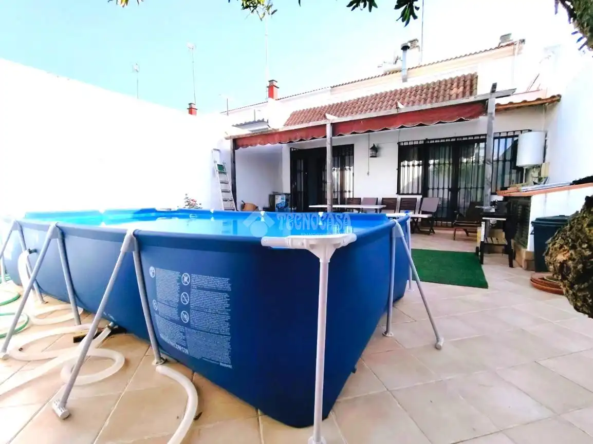 Piscina de Casa adosada en venda en Coria del Río
