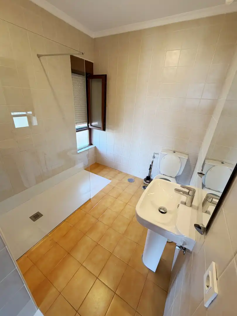 Bathroom of Flat for rent in Avilés  with Heating