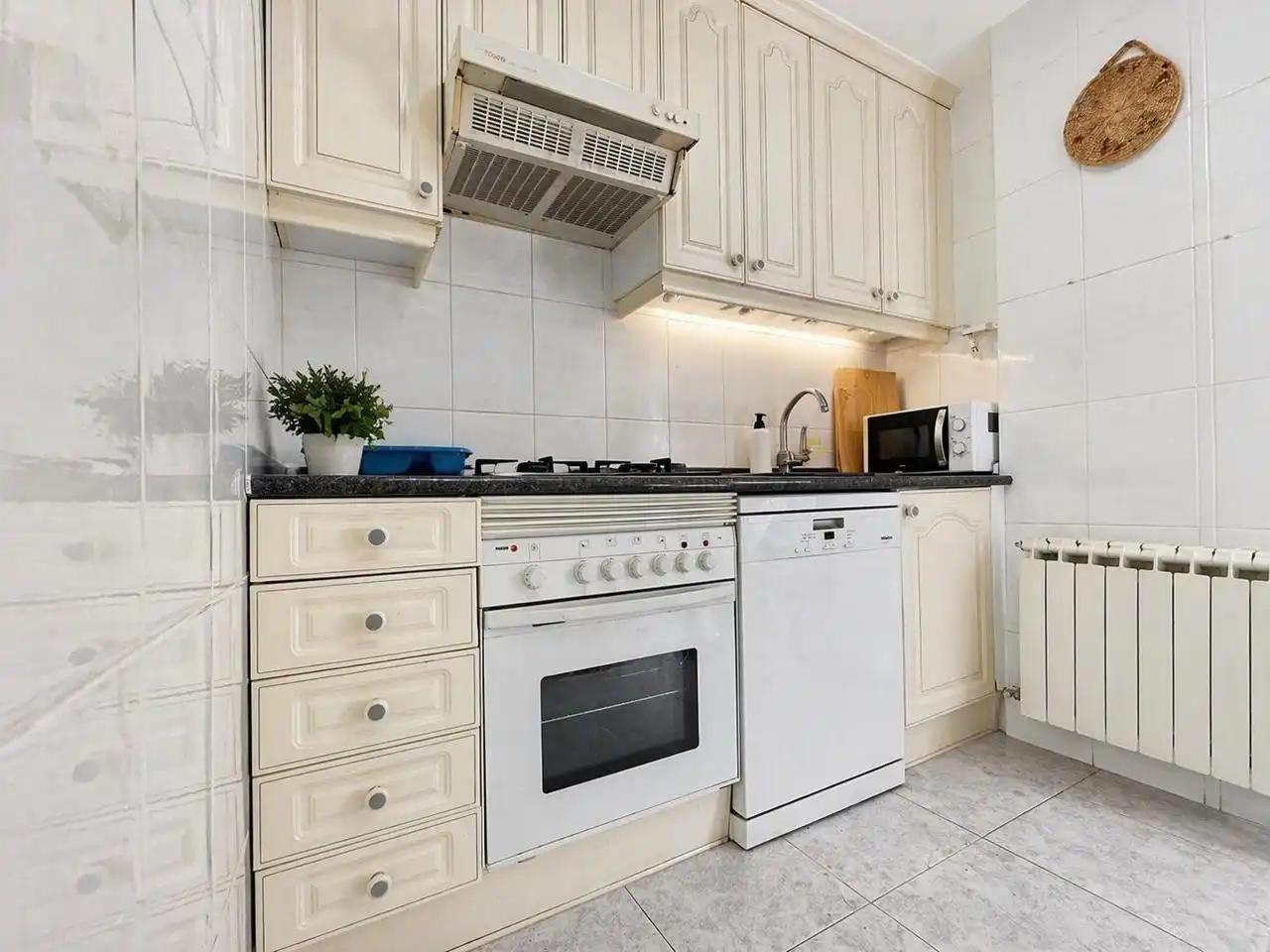 Habitación en Paseo de la Castellana, Almenara -Ventilla