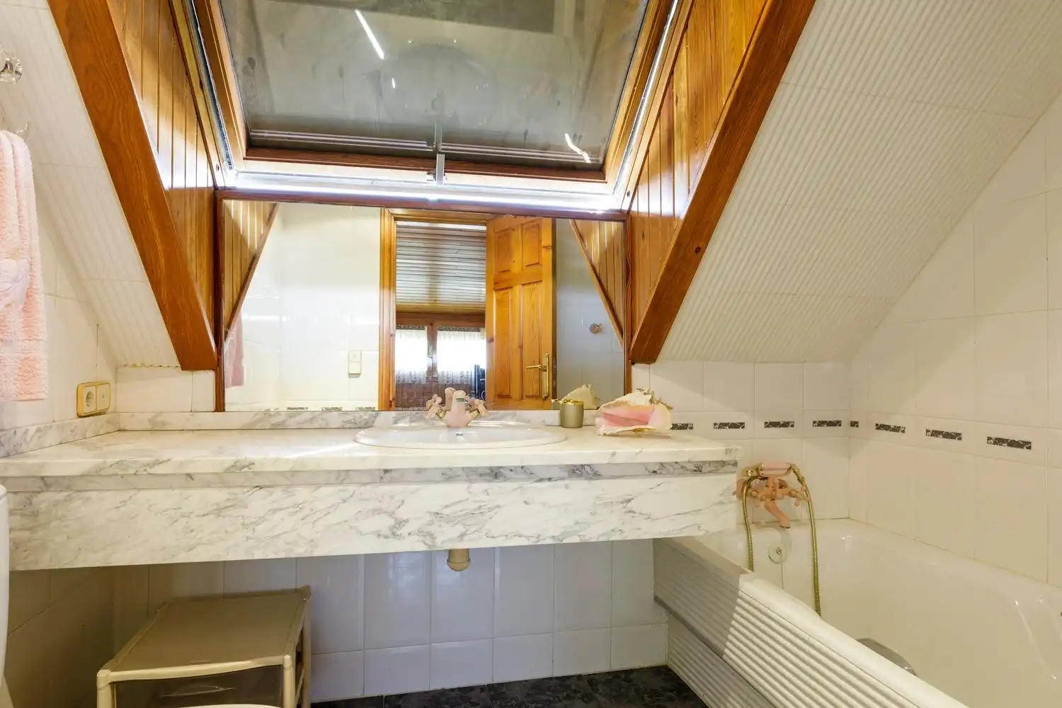 Bathroom of Houses for sale in Zaragoza  with Air Conditioner, Heating and Private garden
