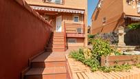 Vista exterior de Casa adosada en venda en Móstoles amb Aire condicionat, Terrassa i Balcó