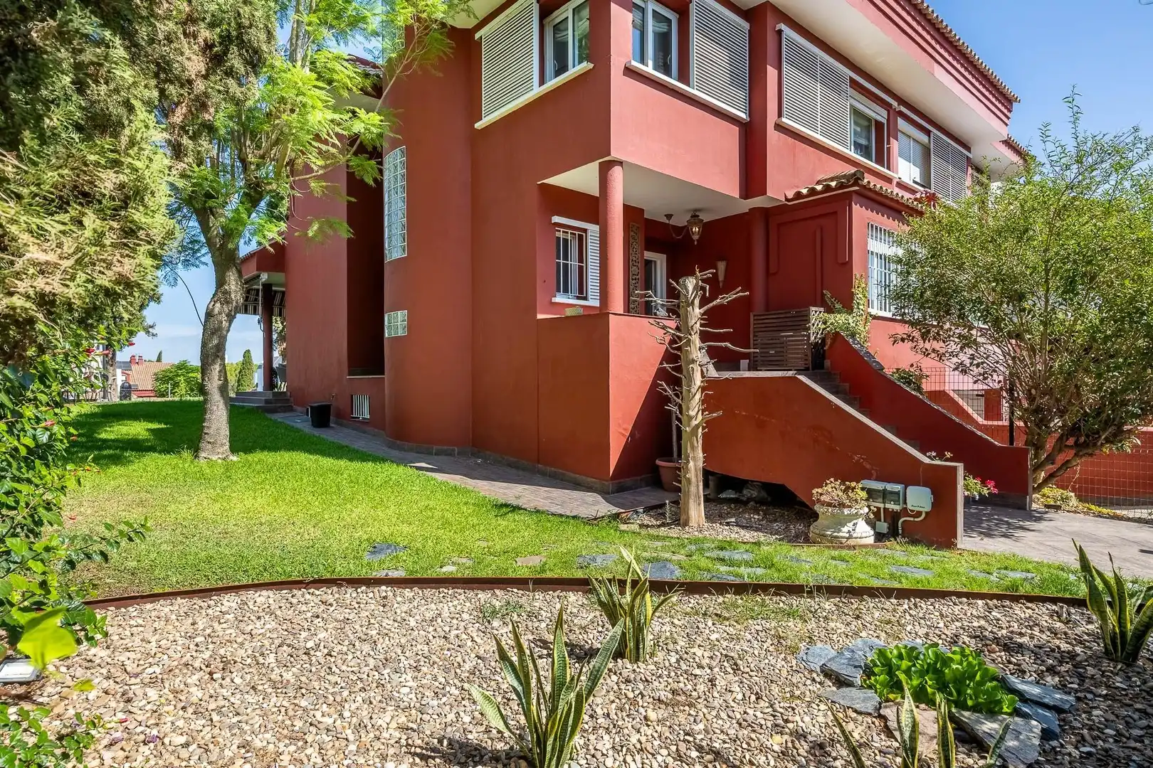 Vista exterior de Casa o xalet en venda en Mairena del Aljarafe amb Aire condicionat, Calefacció i Jardí privat