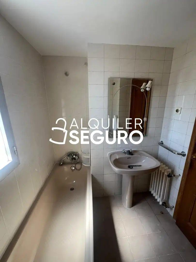 Bany de Pis de lloguer en Madrid amb Aire condicionat, Calefacció i Terrassa