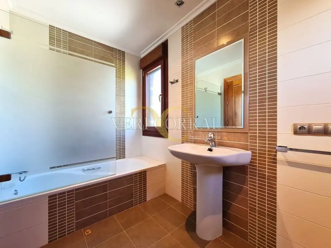 Baño de Casa o chalet en venta en Oviedo  con Calefacción, Jardín privado y Terraza