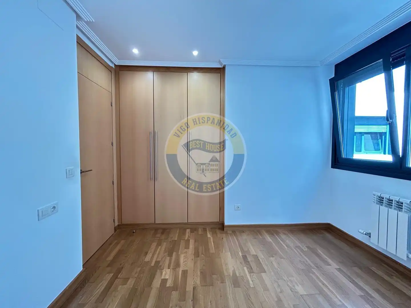 Dormitori de Apartament en venda en Vigo  amb Calefacció i Traster