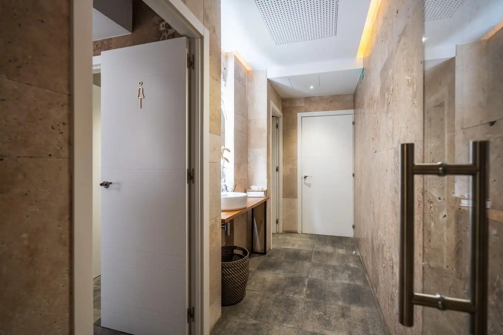 Badezimmer von Geschaftsraum zur Miete in Madrid mit Klimaanlage