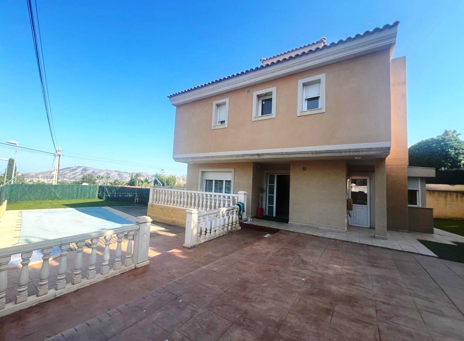 Vista exterior de Casa adosada en venda en La Nucia amb Aire condicionat, Calefacció i Jardí privat