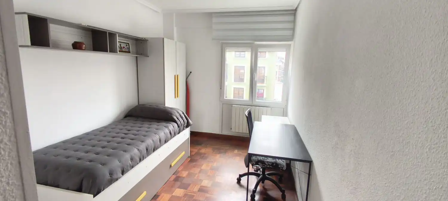 Bedroom of Flat for rent in Torrelavega   with Balcony