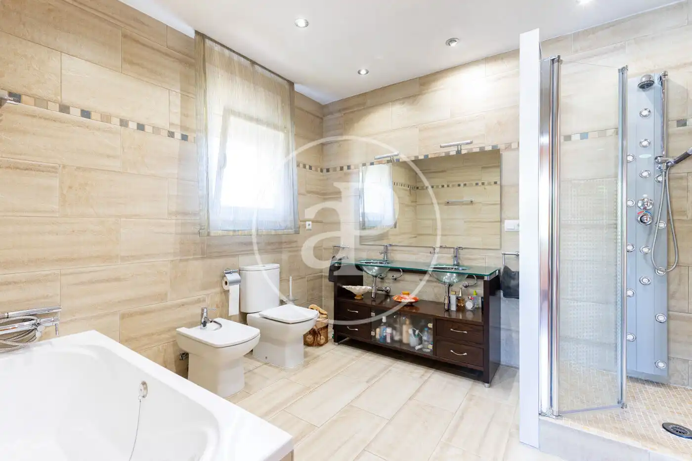 Badezimmer von Einfamilien-Reihenhaus zum Verkauf in Sant Quirze del Vallès mit Klimaanlage, Heizung und Privatgarten
