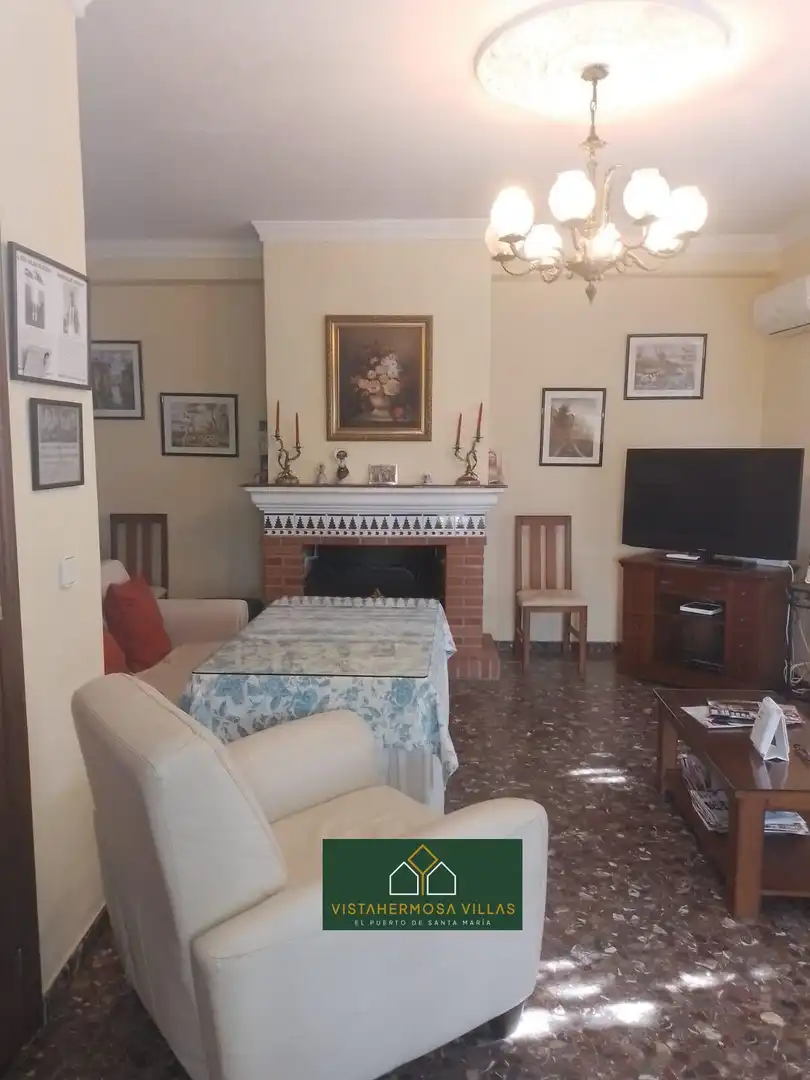 Sala d'estar de Casa adosada en venda en El Puerto de Santa María amb Jardí privat i Terrassa