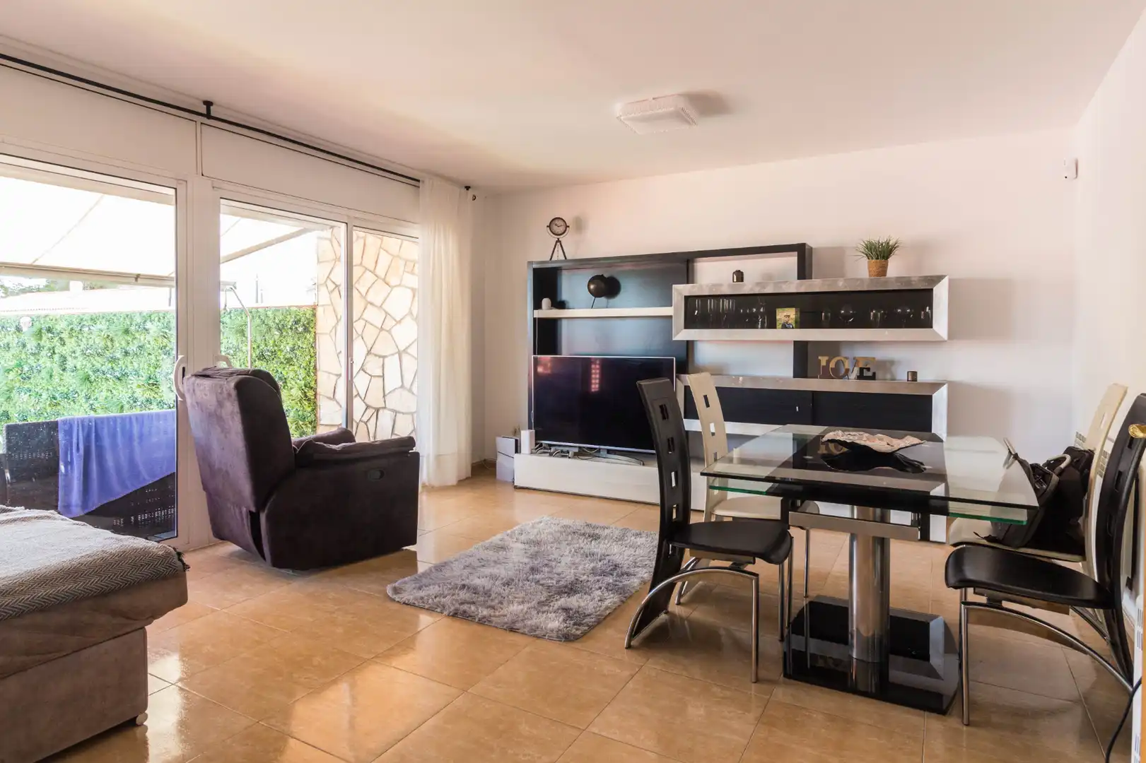 Sala d'estar de Casa adosada en venda en Mont-roig del Camp amb Aire condicionat, Calefacció i Jardí privat