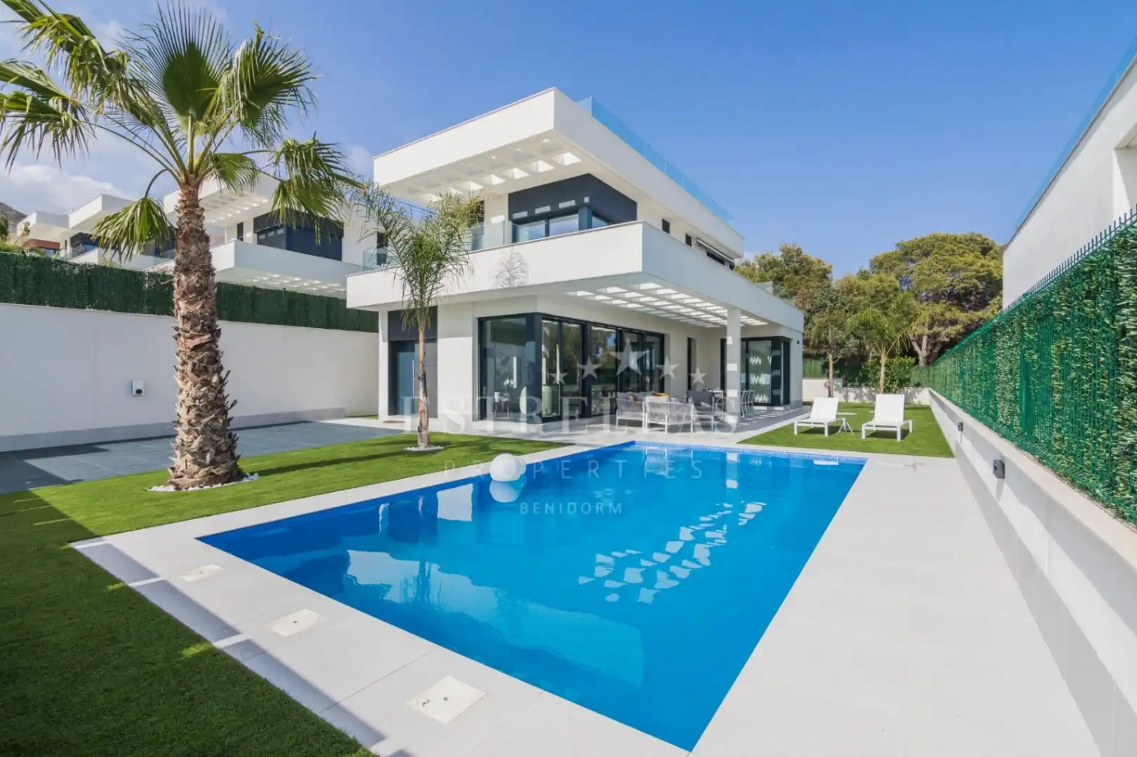 Chalet con piscina en venta en Golf Bahía