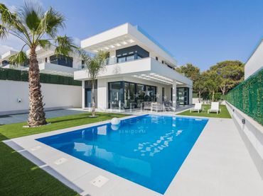 Villa avec piscine à vendre à Golf Bahía