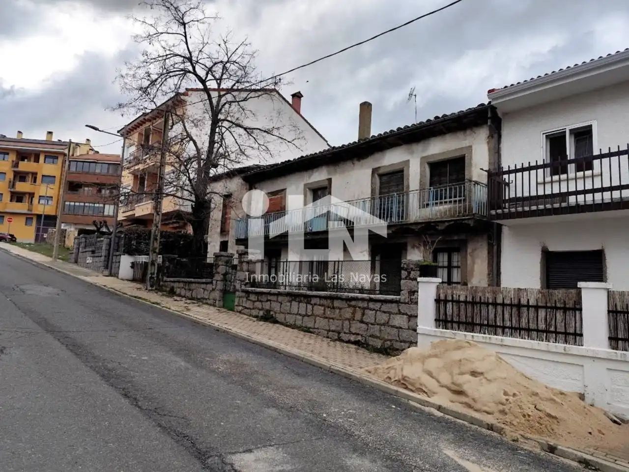 Vista exterior de Casa o xalet en venda en Las Navas del Marqués  amb Jardí privat