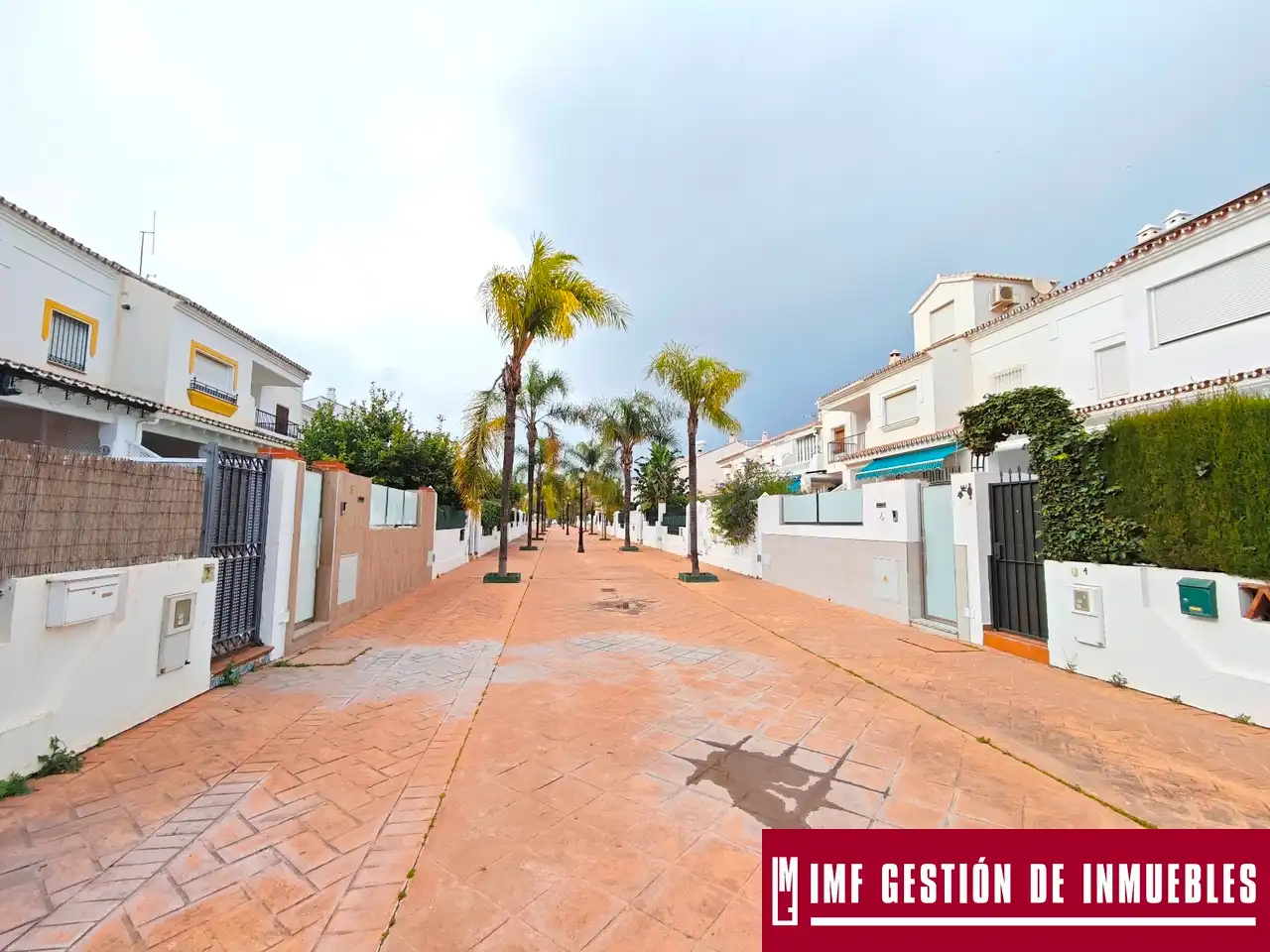 Vista exterior de Casa adosada en venda en Vélez-Málaga amb Aire condicionat, Terrassa i Moblat