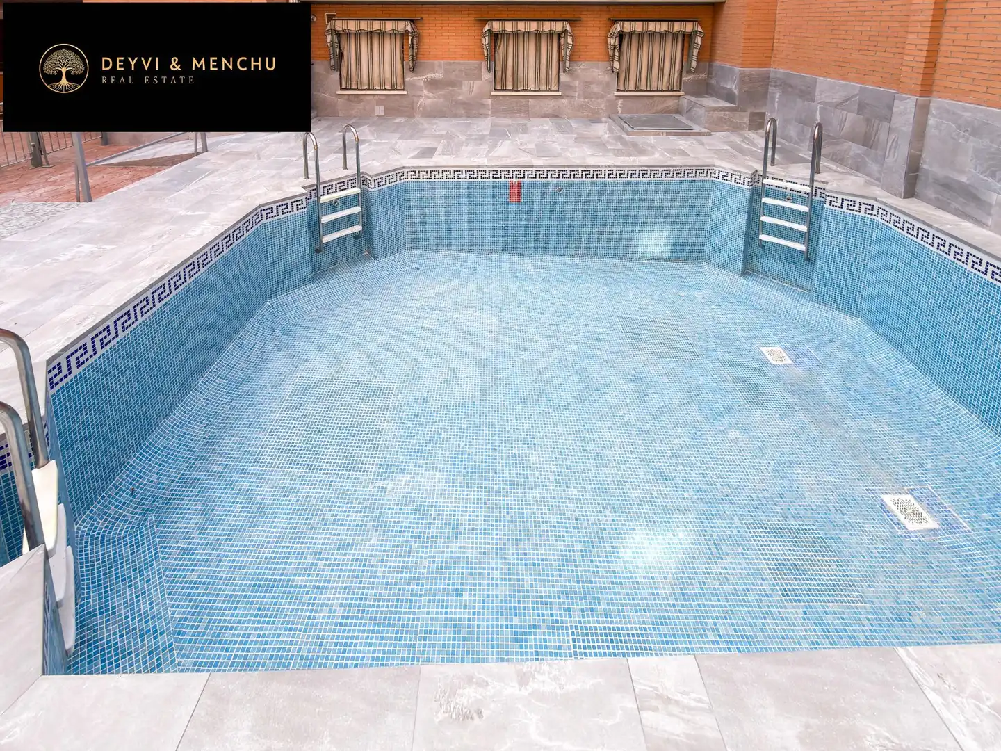 Swimming pool of Flat for sale in Madrid  with Air Conditioner, Heating and Storage room