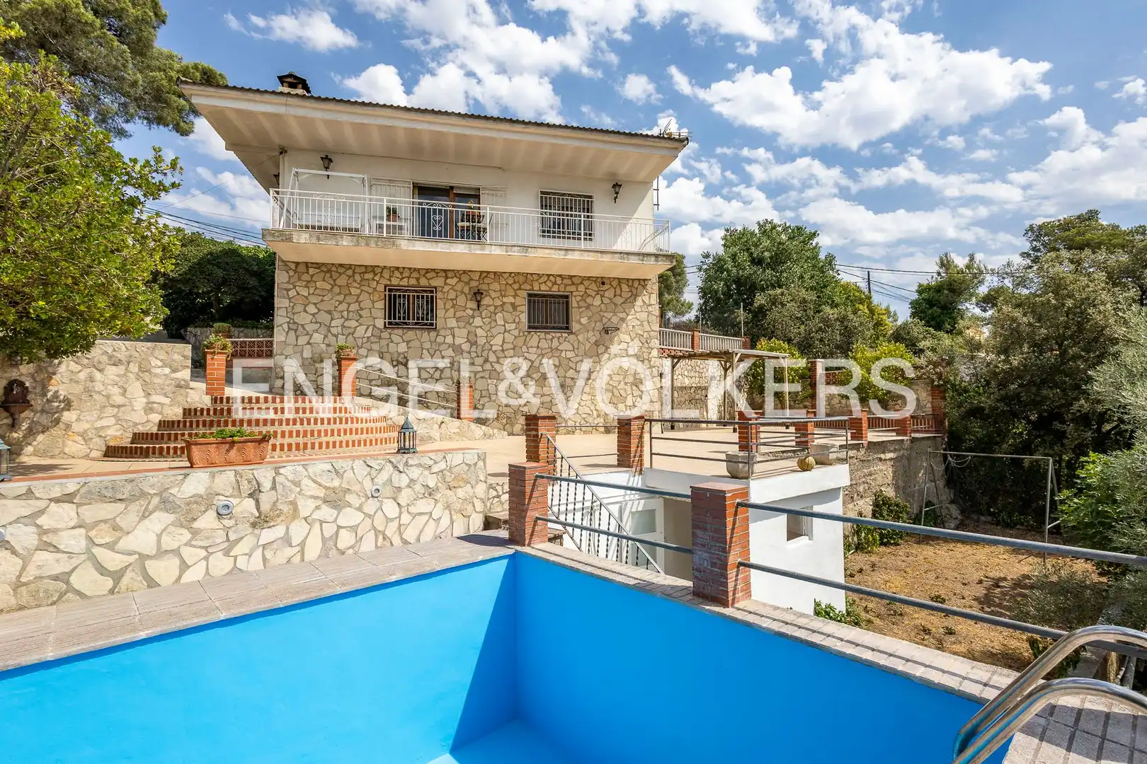 Vista exterior de Casa o xalet en venda en Mediona amb Calefacció, Jardí privat i Piscina