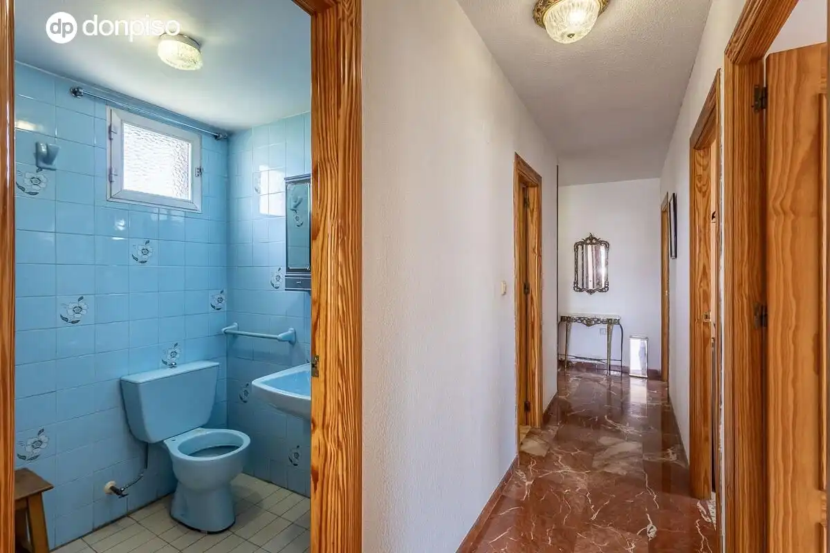 Bathroom of Flat for sale in Granada  with Air Conditioner and Heating