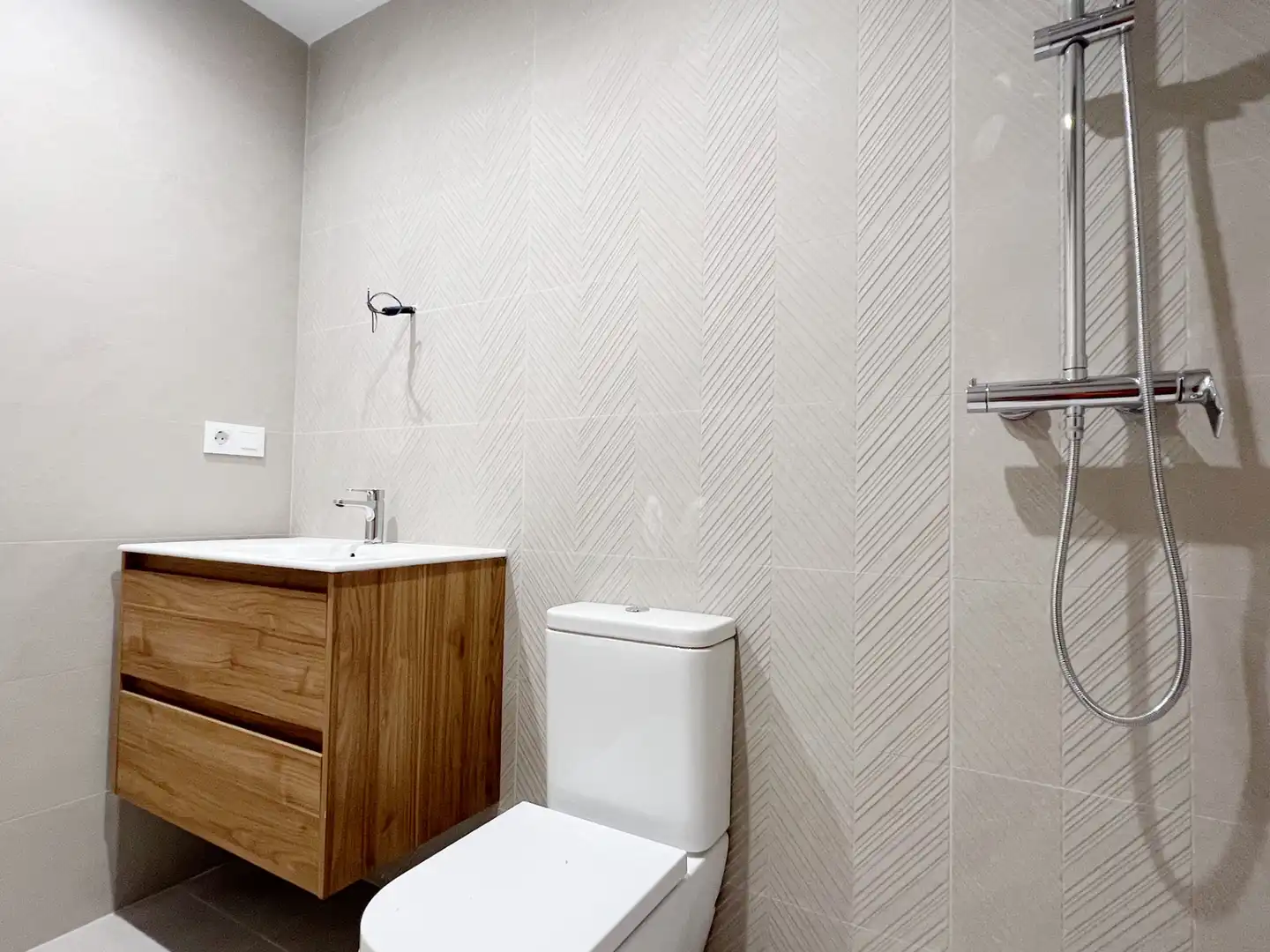 Badezimmer von Wohnung zur Miete in Valencia mit Klimaanlage, Heizung und Privatgarten