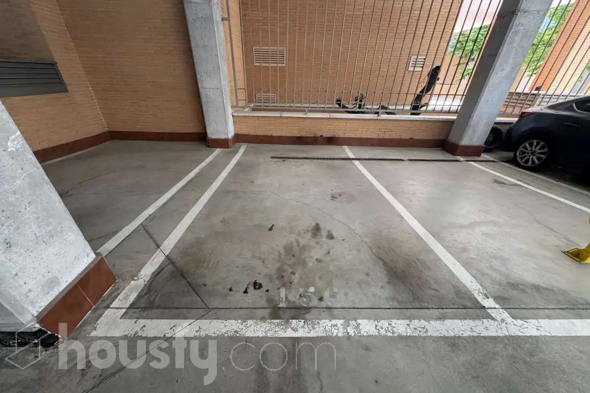 Parking de Piso de alquiler en Madrid con Trastero y Amueblado