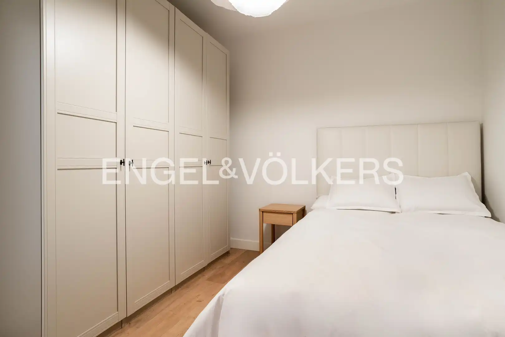 Dormitori de Apartament de lloguer en Madrid amb Aire condicionat i Calefacció