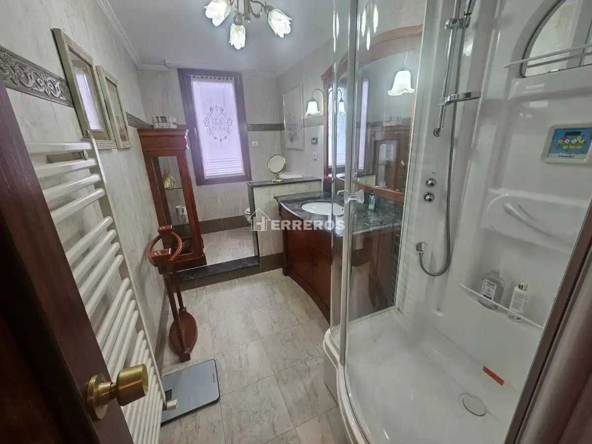 Bathroom of Flat for sale in  Logroño  with Heating, Terrace and Storage room