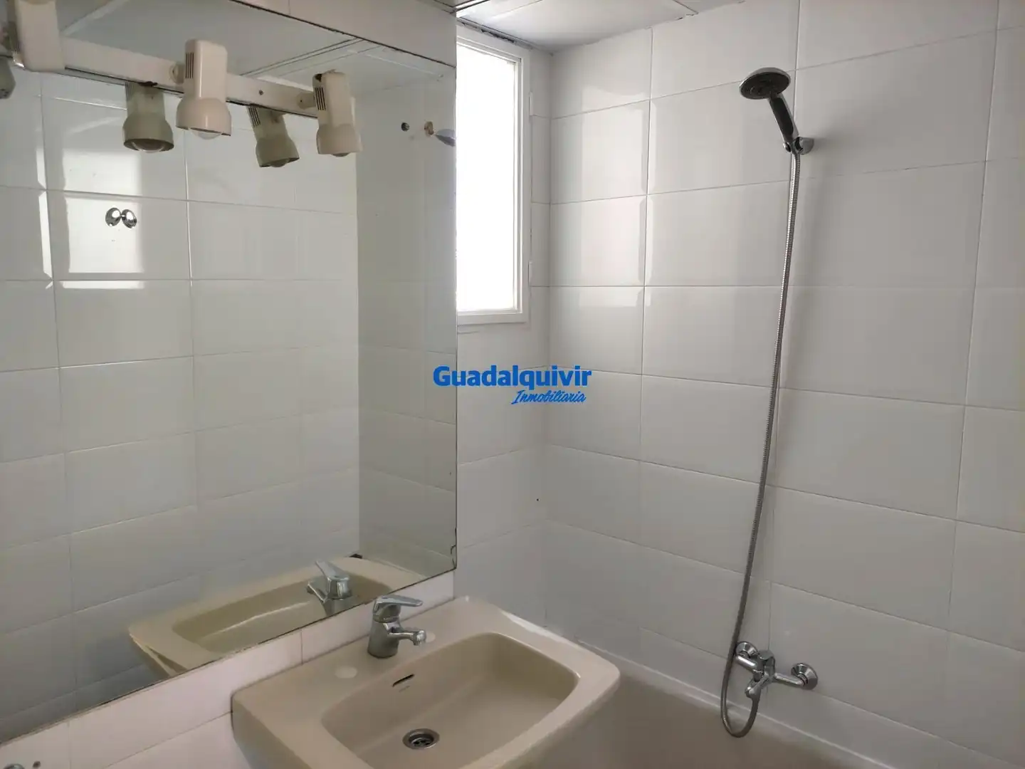 Bathroom of Flat for rent in Sevilla  with Air Conditioner, Furnished and Community pool