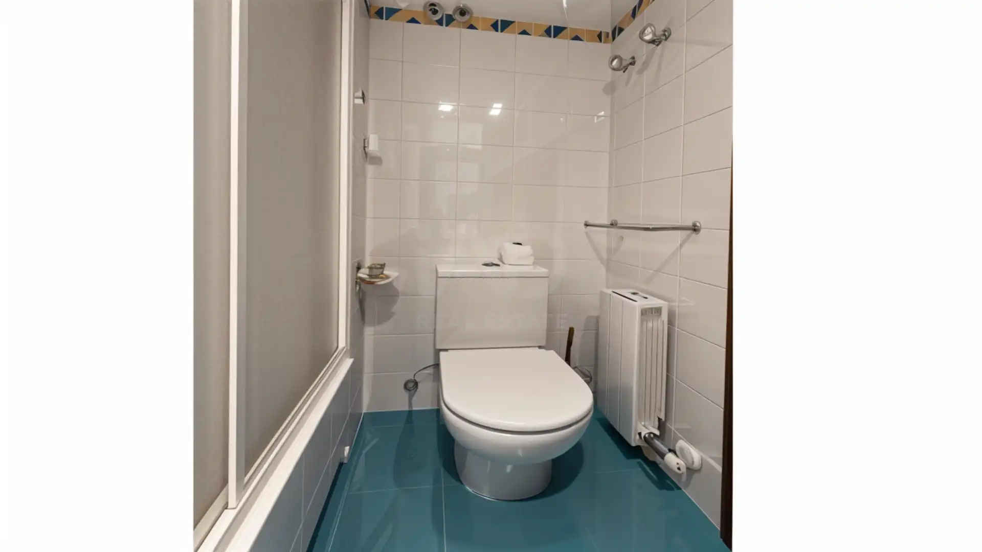 Badezimmer von Einfamilien-Reihenhaus zum Verkauf in Barcelona mit Klimaanlage, Heizung und Terrasse