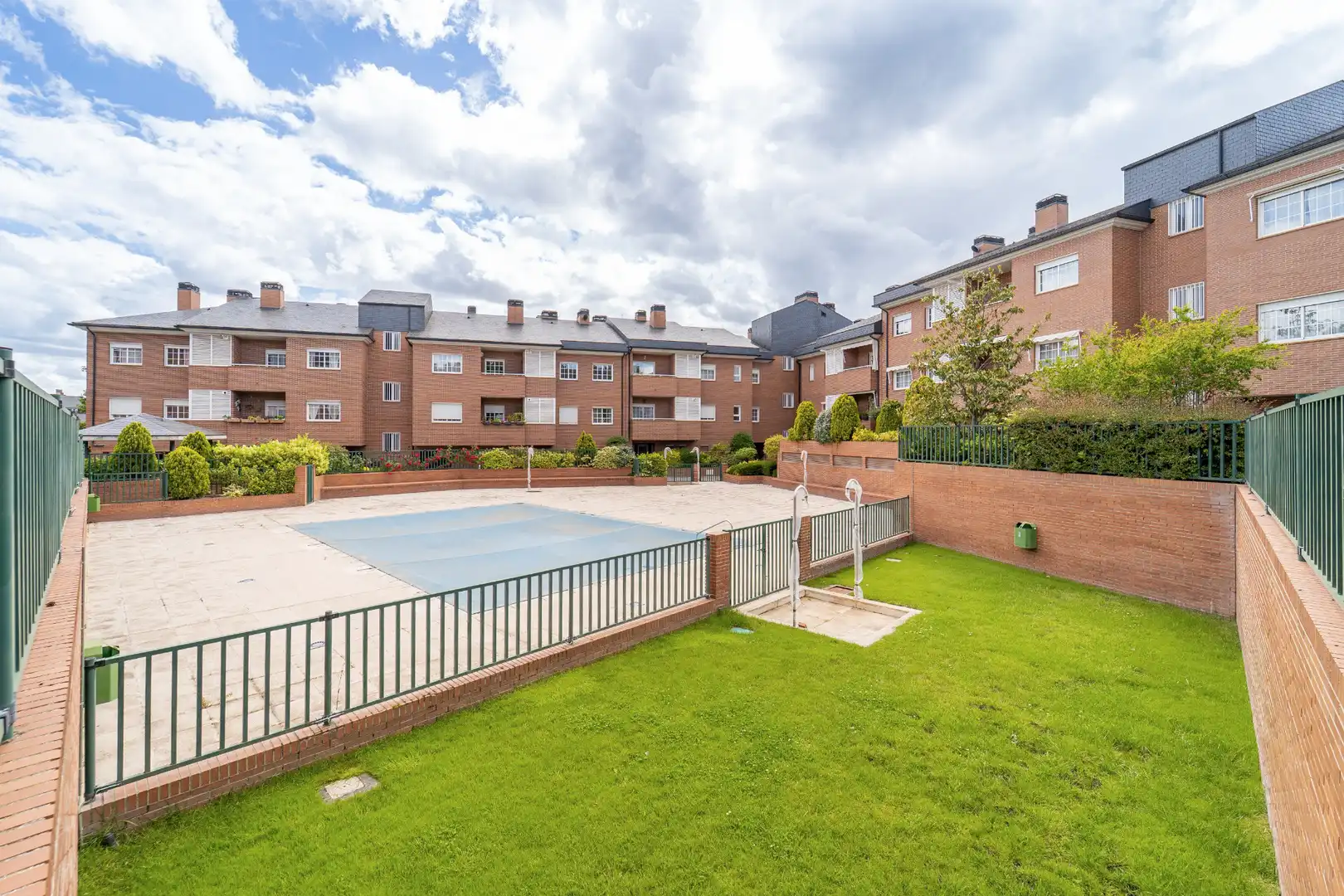 Außenansicht von Wohnung zum Verkauf in Las Rozas de Madrid mit Heizung, Privatgarten und Parkett
