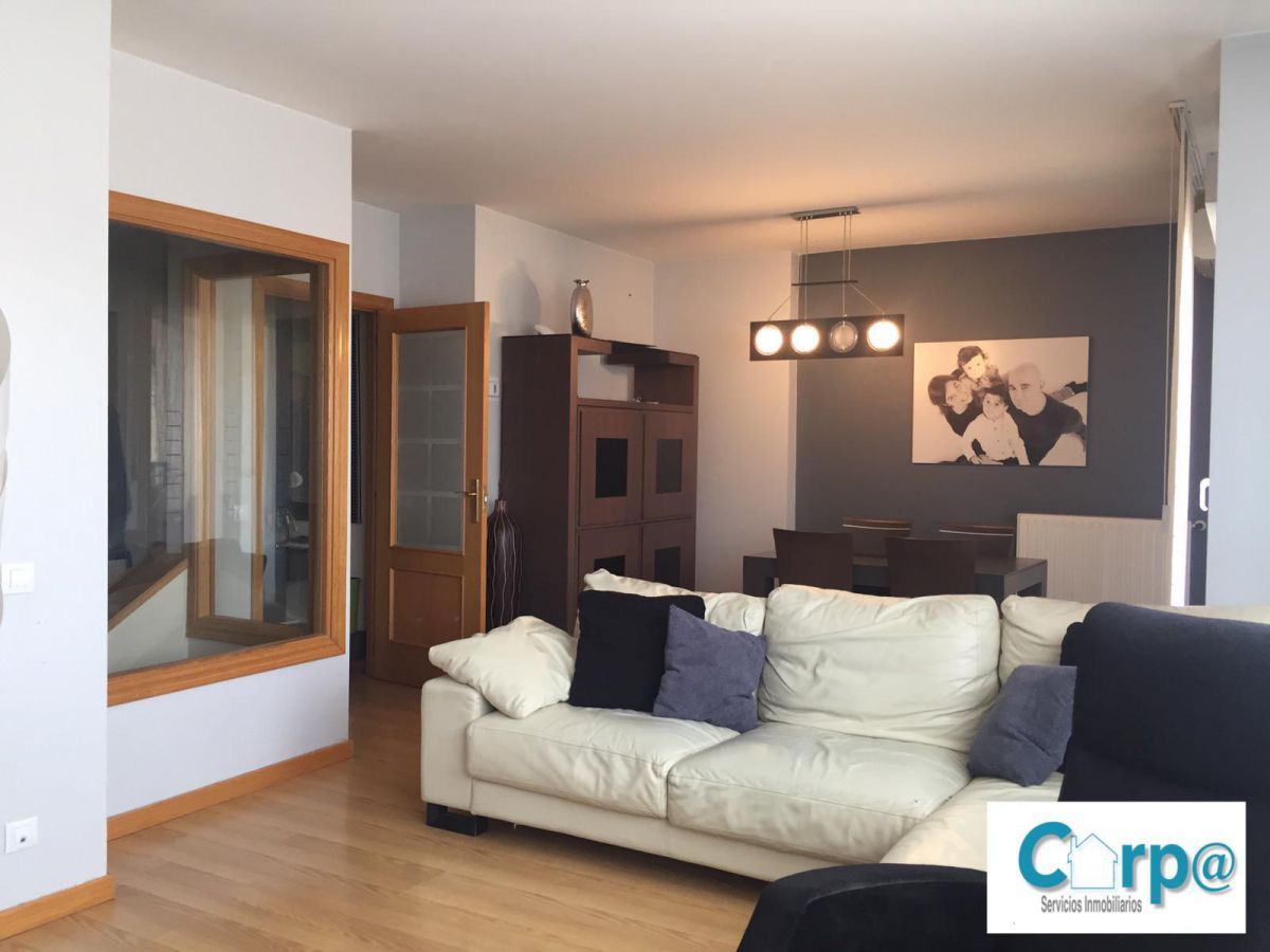Living room of Flat to rent in Noáin (Valle de Elorz) / Noain (Elortzibar)  with Air Conditioner, Heating and Parquet flooring