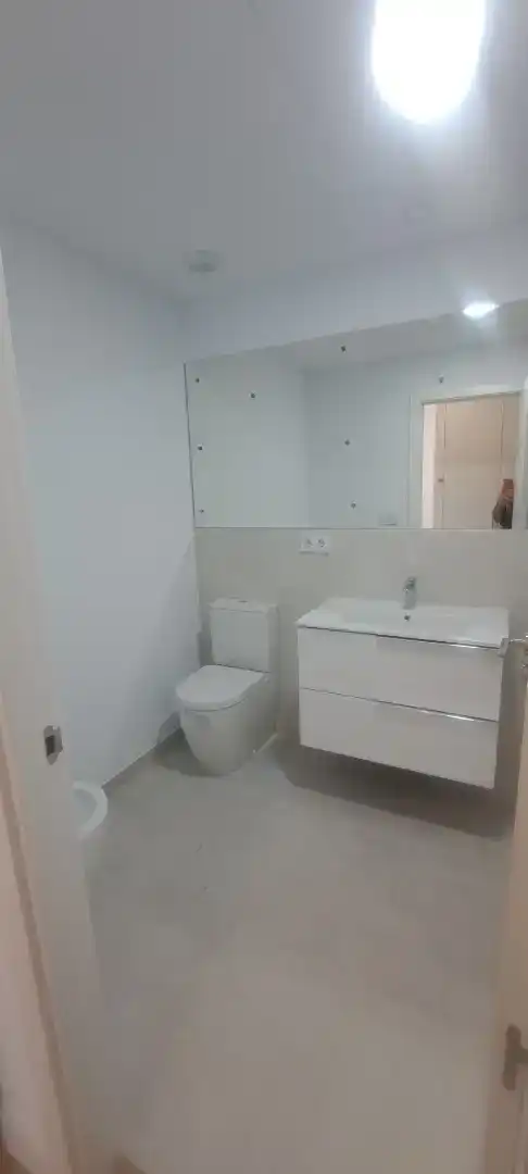 Badezimmer von Wohnung zur Miete in Dos Hermanas mit Schwimmbad und Balkon