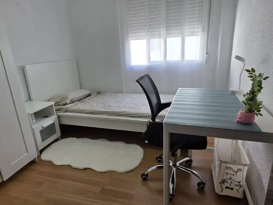 Bedroom of Flat for share in Sur