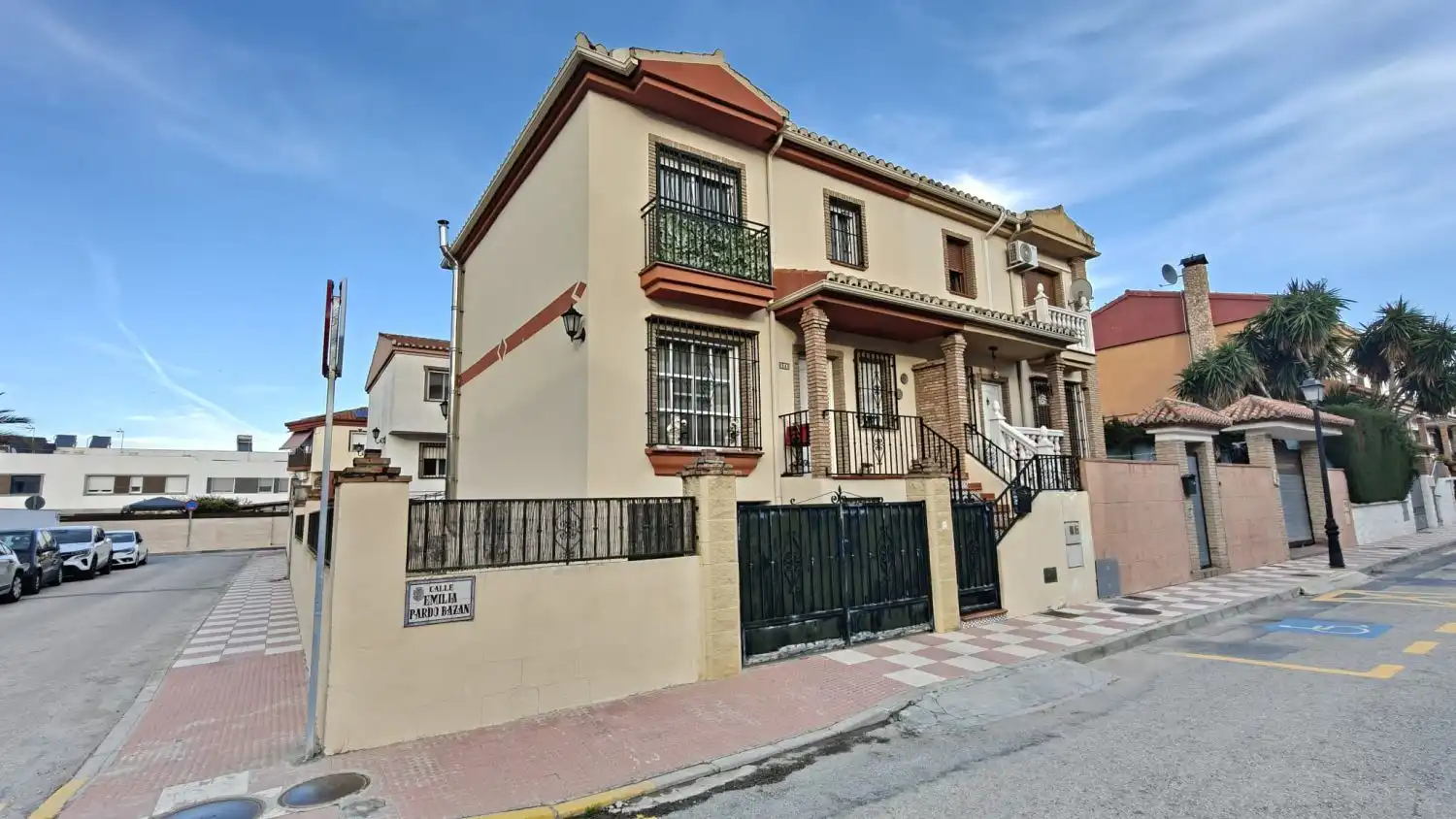 Vista exterior de Casa o chalet en venta en Cúllar Vega con Calefacción y Trastero