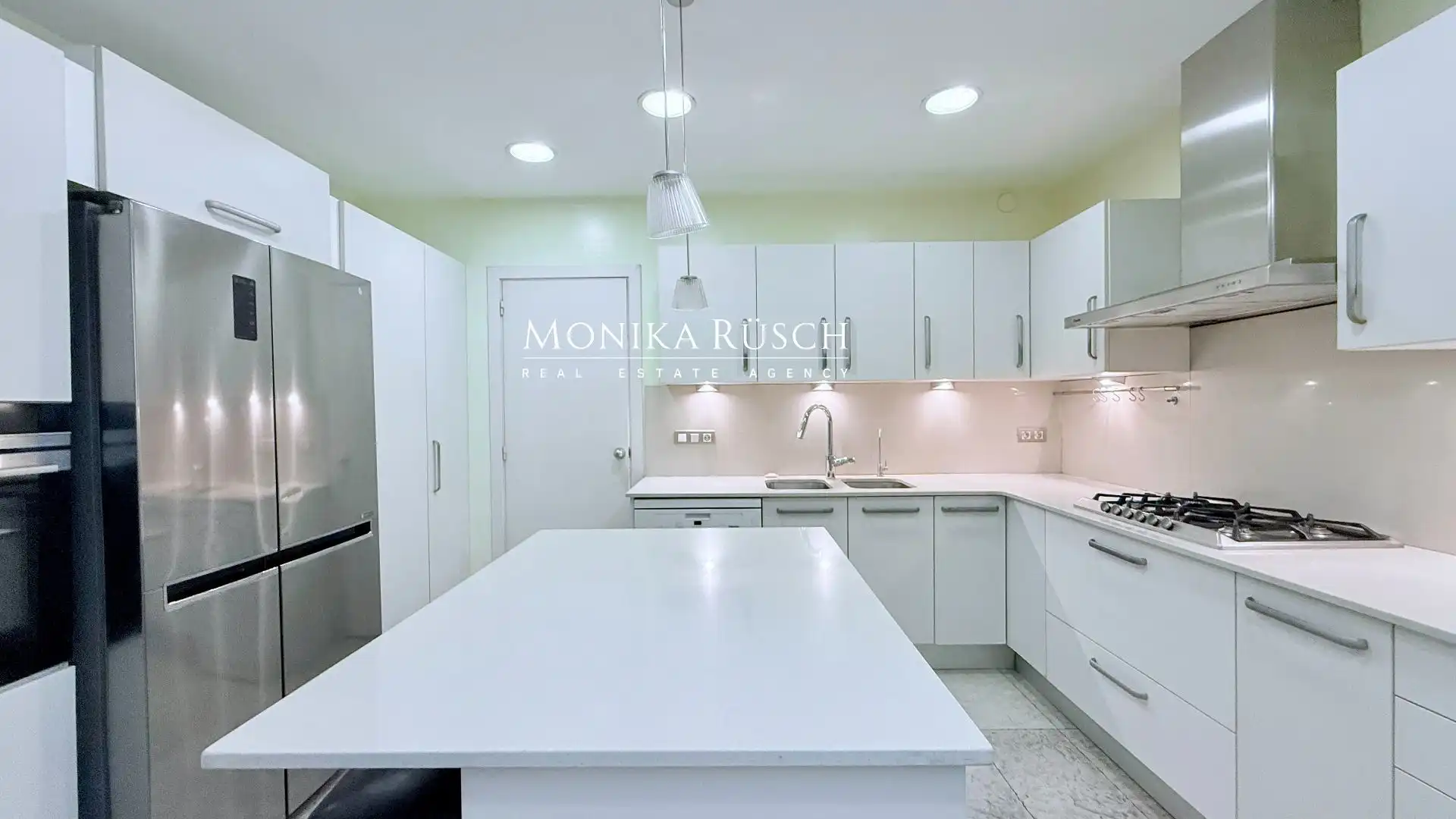 Cocina de Piso en venta en Barcelona con Calefacción, Terraza y Trastero