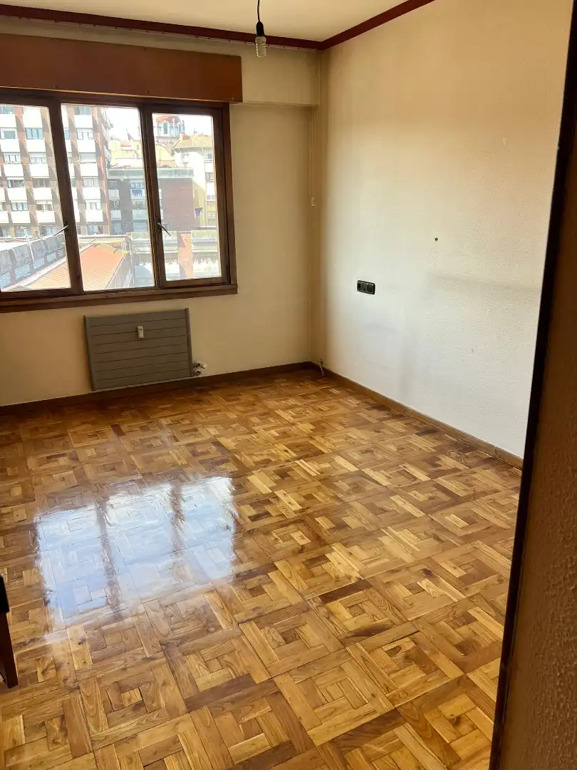 Habitación de Piso en venta en Oviedo  con Calefacción, Parquet y Terraza
