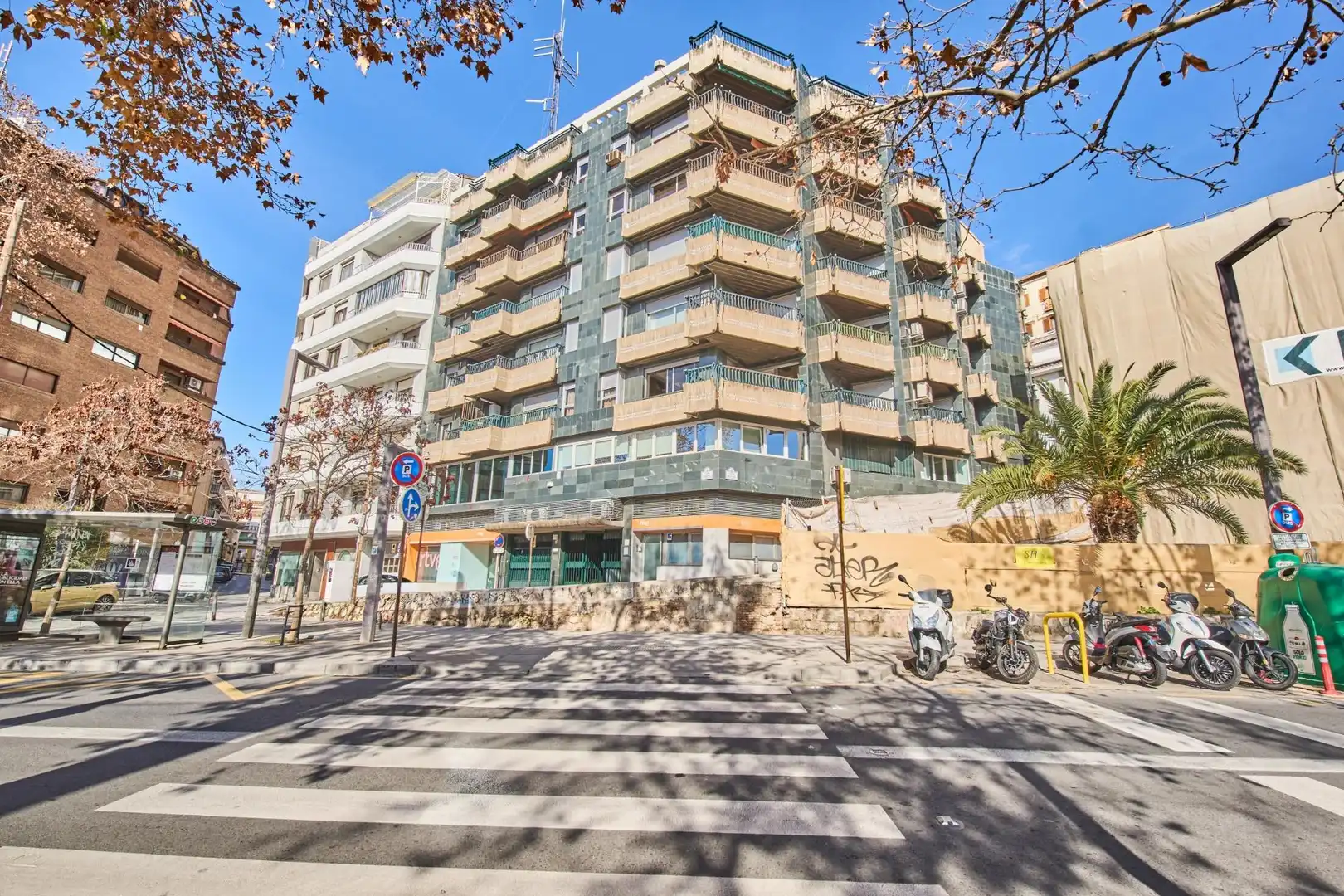 Vista exterior de Pis en venda en Granada amb Calefacció, Terrassa i Balcó