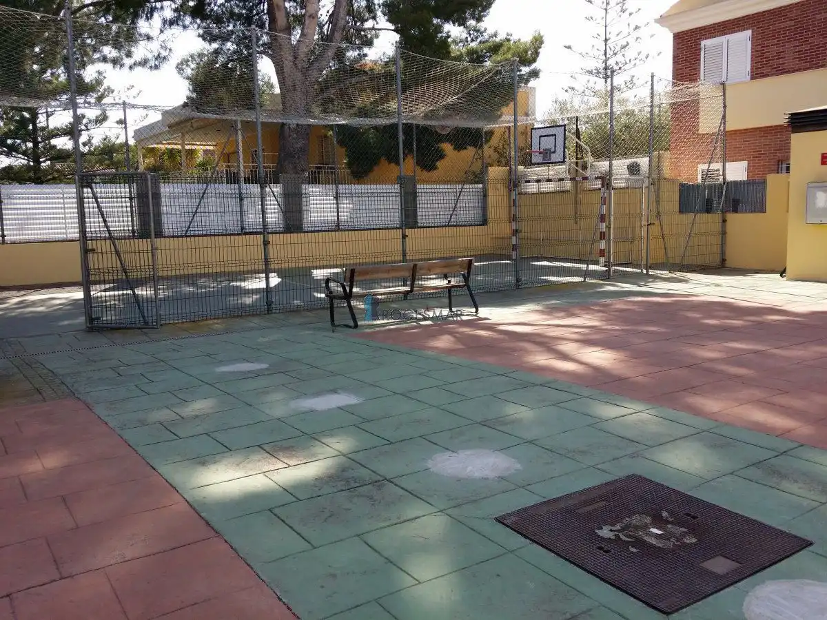 Parkplatz von Einfamilien-Reihenhaus zum Verkauf in Benicasim / Benicàssim mit Privatgarten, Terrasse und Balkon