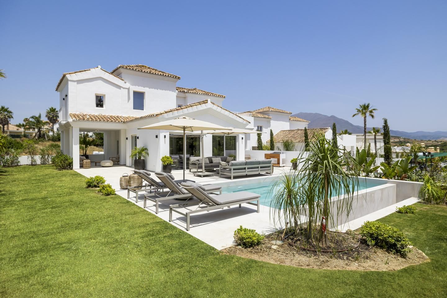 Vista exterior de Casa o xalet en venda en Casares amb Aire condicionat, Jardí privat i Terrassa