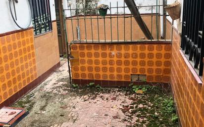 Vista exterior de Casa o xalet en venda en Utrera amb Traster i Balcó
