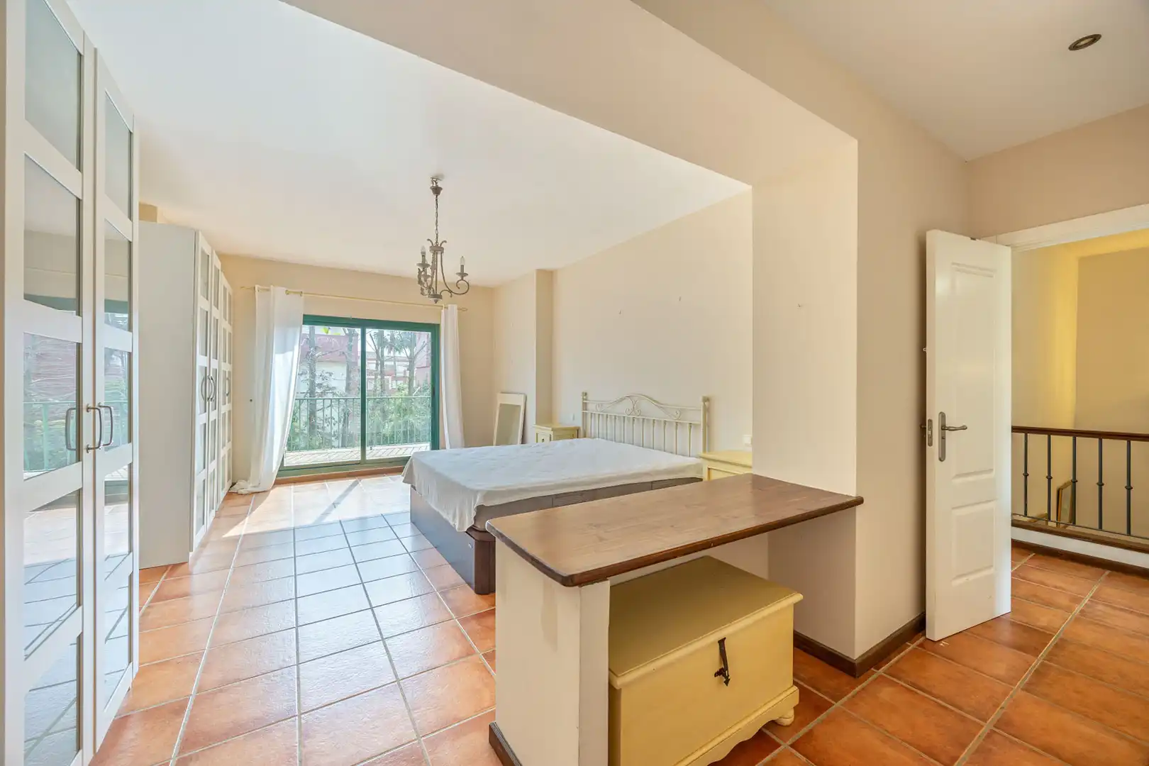Dormitori de Casa adosada en venda en Sotogrande amb Jardí privat, Terrassa i Piscina