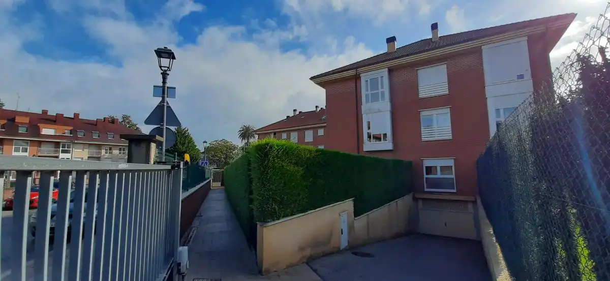 Vista exterior de Piso en venta en Bárcena de Cicero con Calefacción, Parquet y Terraza
