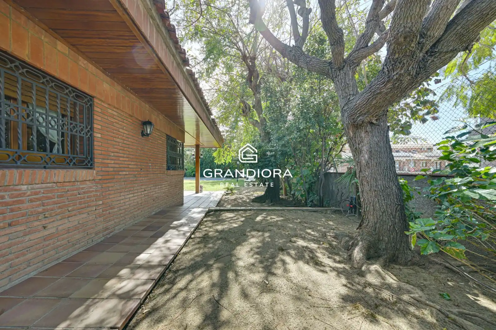 Jardí de Casa o xalet en venda en Cerdanyola del Vallès amb Aire condicionat i Piscina