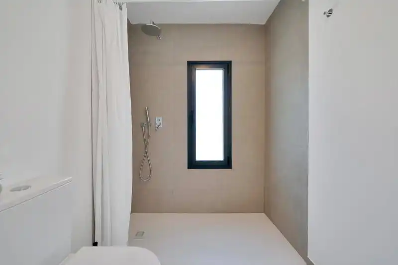 Baño de Casa adosada de alquiler en Estepona con Aire acondicionado, Jardín privado y Terraza