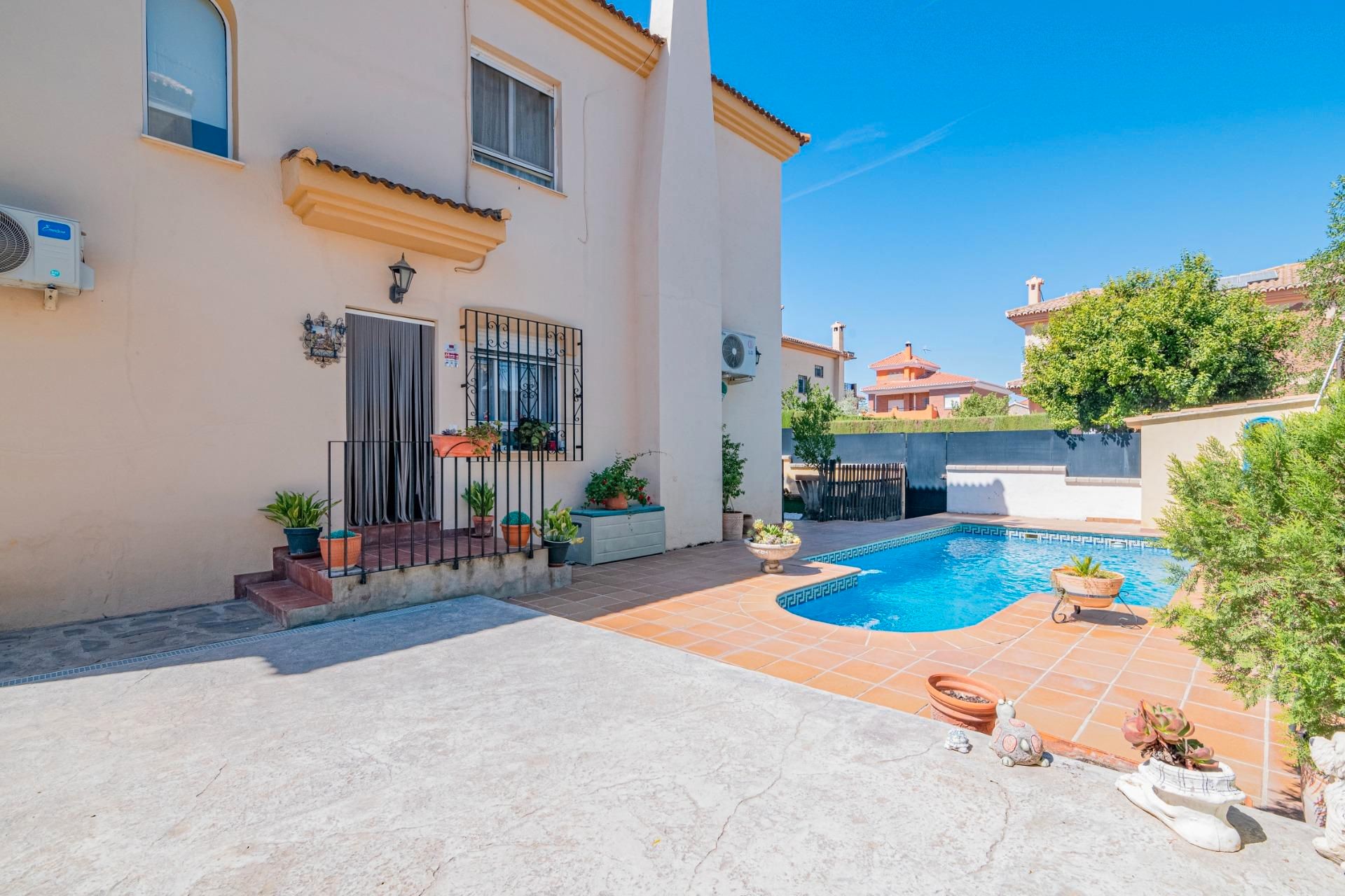 Vista exterior de Casa o chalet en venta en Vegas del Genil con Aire acondicionado, Calefacción y Piscina