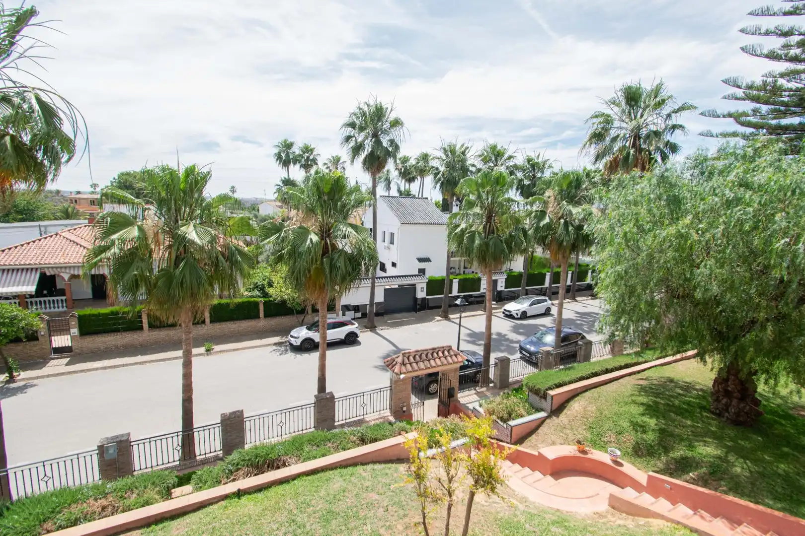 Vista exterior de Casa o xalet en venda en Alcalá de Guadaira amb Aire condicionat, Calefacció i Jardí privat