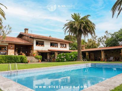 Vista exterior de Casa o xalet en venda en Gijón  amb Terrassa, Traster i Piscina